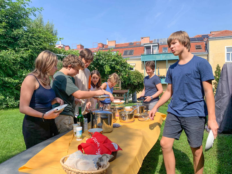 Gemeinsames Mittagessen im Garten